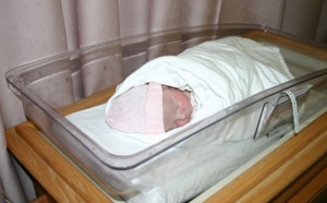 Un nouveau né défenestré à la maternité