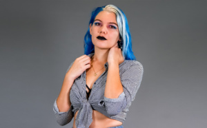 Estelle Lepinay, les cheveux bleus et alors? 