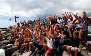 Record de chaîne humaine sous l'eau!