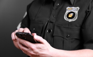 Elle veut porter plainte pour agression sexuelle, le policier ensuite la traite de "pute"