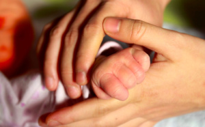 Un bébé vivant placé à la morgue