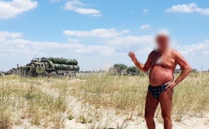 Un touriste russe en slip de bain révèle l'emplacement d'armes de guerre sur les réseaux sociaux
