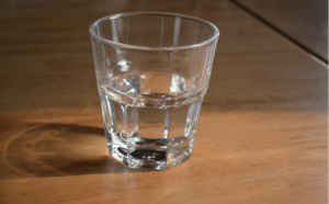 Une mère apprend que son fils de 12 ans est homosexuel, elle veut lui faire boire de l'eau de Javel