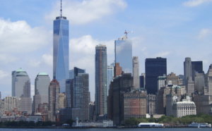 Un homme bondit sur le toit d'un gratte ciel, la vidéo est impressionnante