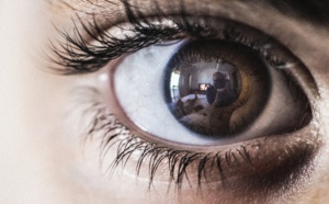 Quand les lentilles de contact deviennent des nids pour les bactéries