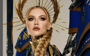 Miss Ukraine sublime dans son costume fort de Guerrière de Lumière