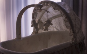 Des parents ne veulent pas payer un billet supplémentaire et abandonnent leur bébé à l'aéroport