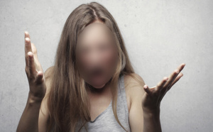 Privée d'ordinateur, elle tue son père et poignarde sa sœur