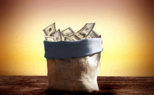 Elle trouve un sac de 15 000$ cash, le donne à la police, et repart avec 80 000$