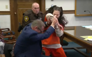 Accusée de meurtre et de mutilation de cadavre elle attaque son avocat en pleine audience