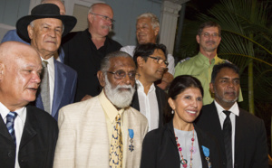 NASSIMAH DINDAR REMET LA MEDAILLE DE CHEVALIER DE L'ORDRE NATIONAL DU MERITE A MARC VENCATACHELLUM