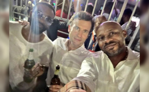 Emmanuel Macron pris une bière à la main en République Démocratique du Congo