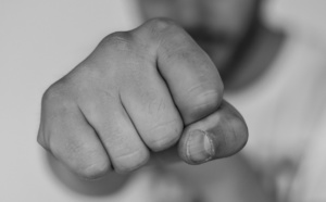 Il bat à mort le violeur de sa fille de 5 ans et n'ira pas en prison