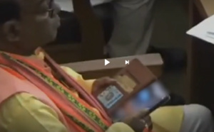 Un parlementaire Indien pris entrain de regarder une vidéo X en pleine assemblée