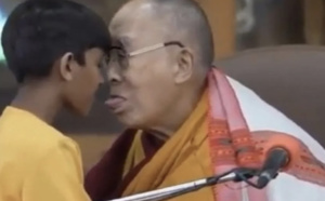 "Suce ma langue" : les excuses du Dalaï-Lama ne passent pas
