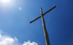 Tragédie de Pâques: une fillette meurt après avoir reçu une énorme croix sur la tête