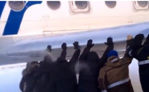 Leur avion gelé: ils le poussent!