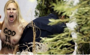 Seins nus dans la crèche!