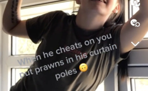 Trompée, elle se venge à l'aide de crevettes, urine et autres pièges diaboliques