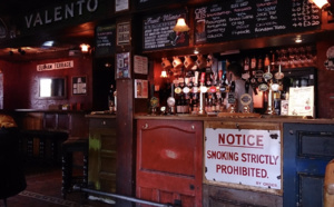 Retirer son soutien-gorge et l'accrocher dans le hangar pour bénéficier de boissons gratuites !