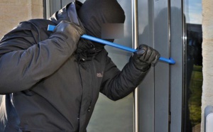 Il cambriole deux appartements, laisse ses excréments sur le sol, puis saute du premier étage pour s'échapper