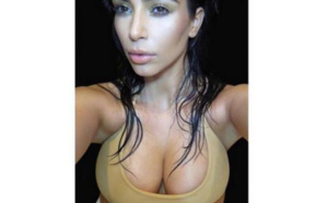 Kim Kardashian exhibe sa poitrine...