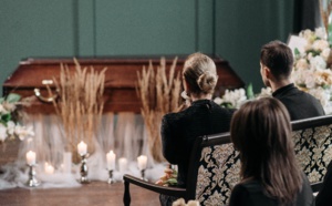 Une veillée funèbre perturbée par l'arrivée d'actrices X