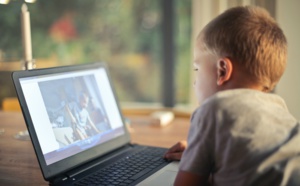 Les bébés trop exposés aux écrans risquent des retards de développement, révèle une étude