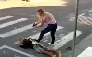 Une femme policier en congés terrasse un homme armé