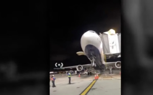 Frayeur à l'atterrissage : un avion totalement déséquilibré lors du débarquement des passagers