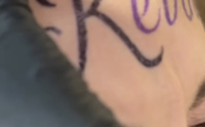 Une bonne idée que de se faire tatouer sur le front le prénom de son petit ami?