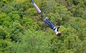 Saut à l'élastique : évanouissement, détresse respiratoire, et arrêt cardiaque pour le touriste japonais