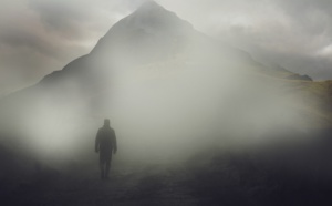 Perdu dans la montagne, un petit garçon retrouvé par une femme partie à sa recherche