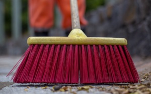 "Tu casses, tu répares. Tu salis, tu nettoies. Tu défies l’autorité, tu apprends à la respecter " : Attal ferme avec les moins de 16 ans