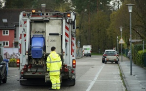 Elle tombe dans une benne à ordures et se fait compacter par un camion poubelle