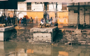 Elle se réveille juste avant d'être incinérée