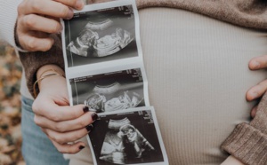 Le père et le fils mélangent leur sperme pour que la belle-fille tombe enceinte