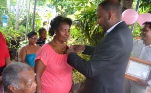 Régine Hodgi décorée de la médaille de La Famille Française