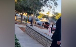 Sa belle-mère jette de la peinture rouge sur sa robe de mariée