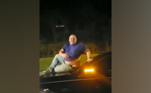 VIDEO : Assis sur le capot d'une voiture lancée à pleine vitesse, il provoque les automobilistes qui le dépassent