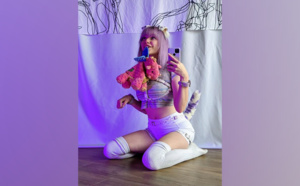 Elle adore dormir en cage et se faire promener : cette influenceuse s'identifie comme une chienne