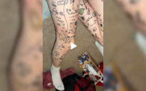 Son idée est complètement folle : se faire un tatouage par jour pendant un an