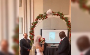 VIDEO : Il affiche sa femme infidèle sur l'autel lors de leur mariage