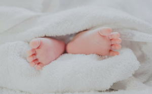 Elle laisse son bébé mourir de faim pendant qu'elle se la coule douce en vacances