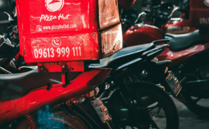 La livreuse Deliveroo se trompe d'adresse et au lieu de s'excuser, elle lui arrache un doigt