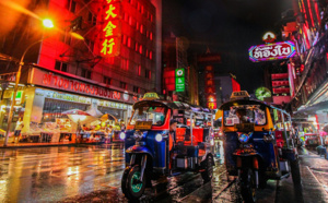 VIDEO : Des ladyboys thaïlandais et des femmes transgenre philippines sèment la cohue dans Bangkok