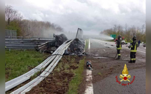 Une Ferrari coupée en deux dans un horrifique accident de la route : un DJ et une mannequin tués sur le coup