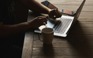 Arnaquée sur internet, elle croit se marier avec David Hallyday et lui envoie 40.000 euros 