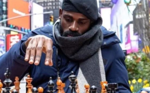 Jouer aux échecs 58 heures d'affilées : c'est le record battu par un Nigérian à Times Square