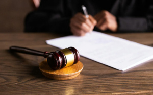 Son kiné l'a rendu handicapé, il fait appel à des tueurs à gages pour l'assassiner